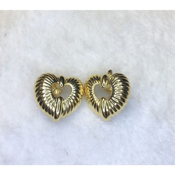 Vintage Trifari Signed Clip On Earrings Gold Tone Heart Earrings - Picture 1 of 4